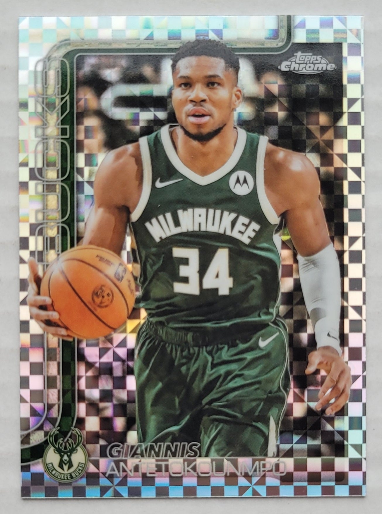 Giannis Antetokounmpo - 2025-26 Topps Chrome X-Fractors #137